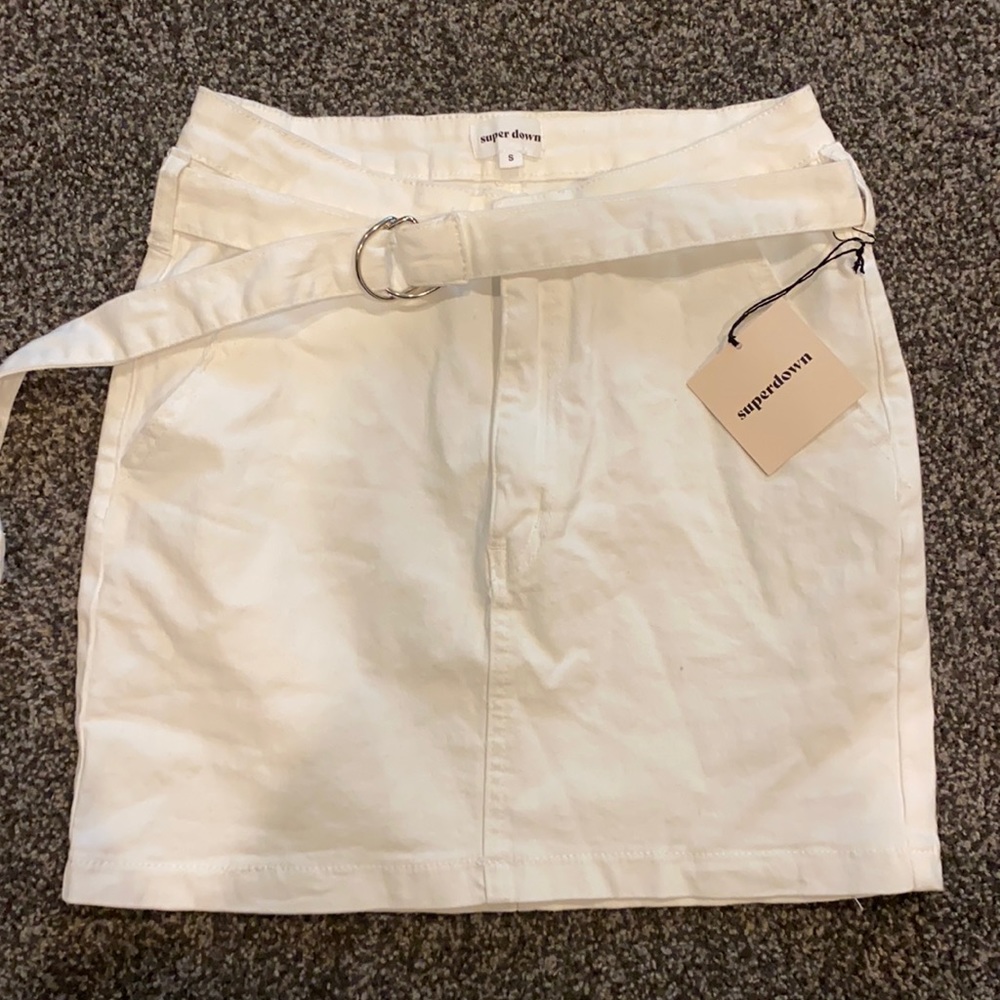 Super down white denim mini skirt w/ belt
